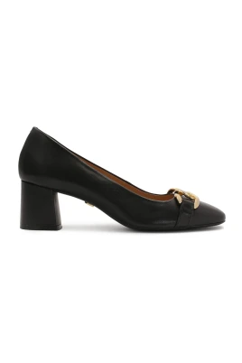 Svarta pumps dekorerade med en tjock kedja