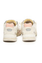 sneakers-blanches-avec-dessus-en-daim