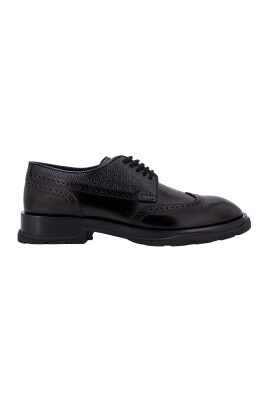 black-flat-shoes-with-brouge-detail