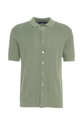 gron-strikket-polo-skjorte-ss25