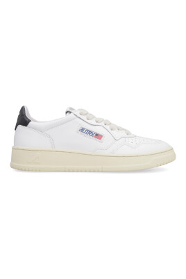 sneakers-basses-avec-details-en-cuir