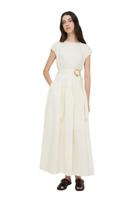 robe-longue-sans-manches-en-ivoire-avec-ceinture