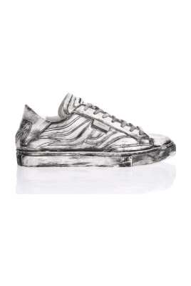 sneakers-blanches-en-relief-fabriquees-en-italie