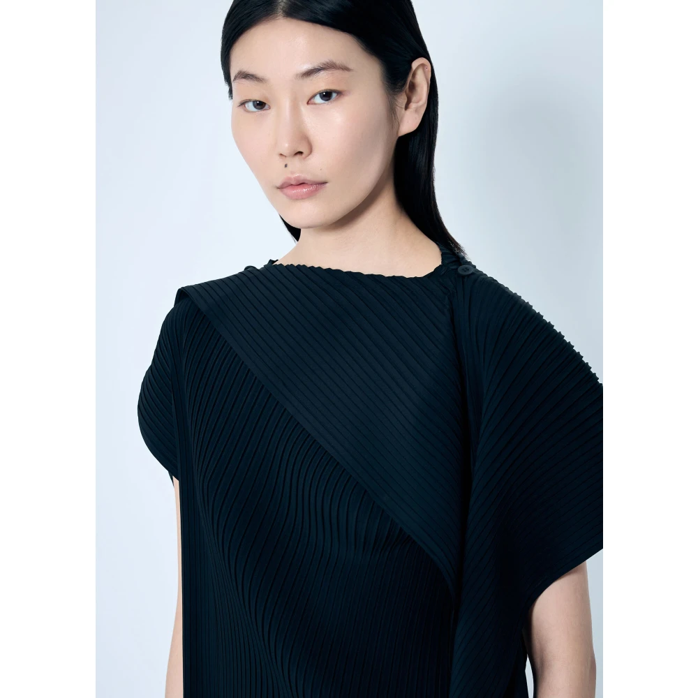 Issey Miyake Geplooide effen top met gedrapeerd paneel Black Dames