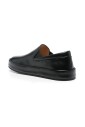 chaussure-noire-a-semelle-en-caoutchouc-plate-et-bout-rond
