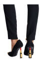 lippenstift-pompen-in-suede-leer-en-messing