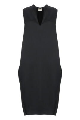 robe-noire-sans-manches-avec-decollete-en-v-et-fente-arriere