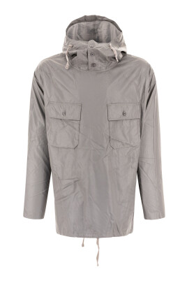 veste-cagoule-grise-avec-influences-militaires