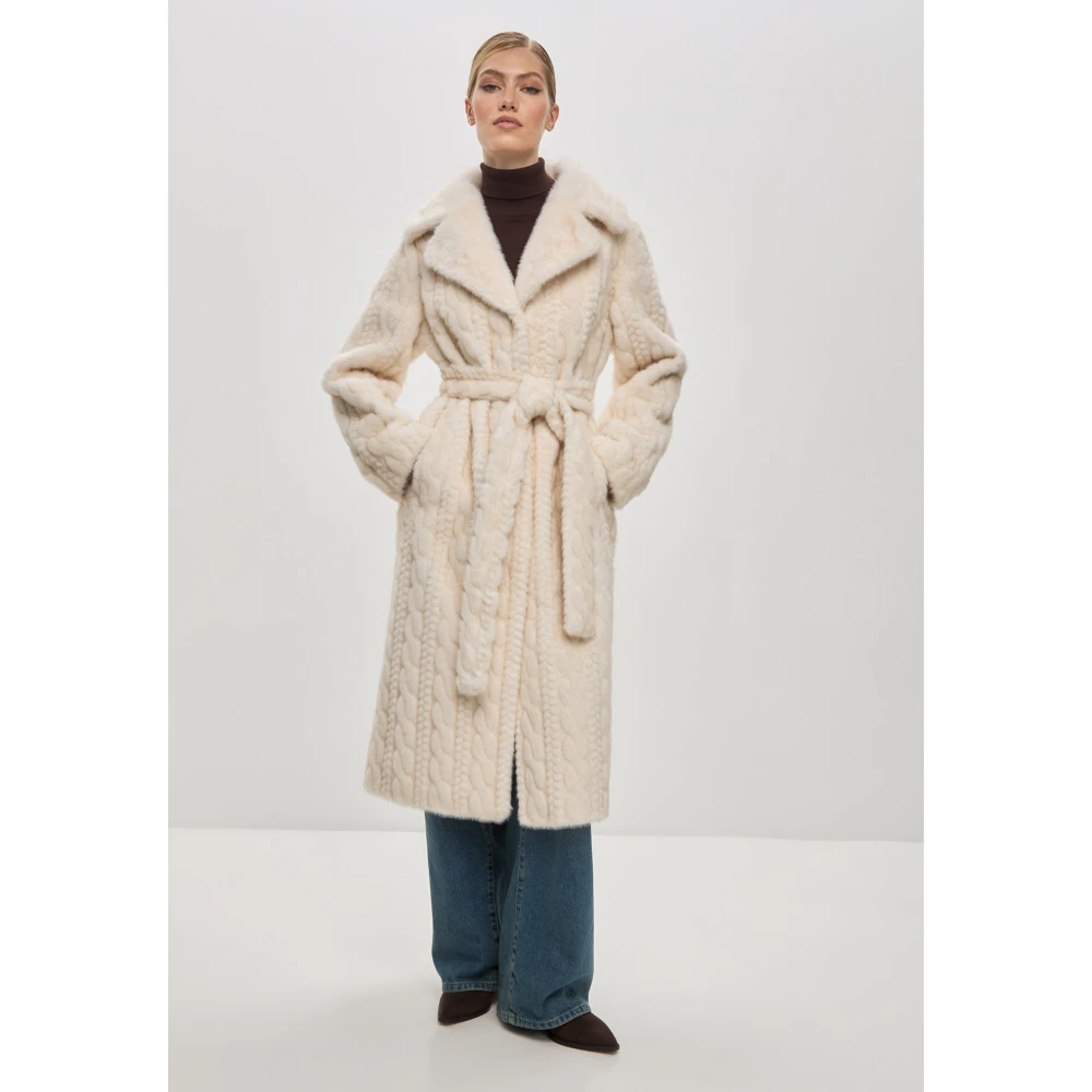 Cesare Gaspari Elegante Roomwitte Kabelgebreide Nepbontjas Hildi Beige Dames