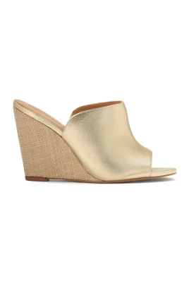 Guld läder flip-flops med raffiahälar