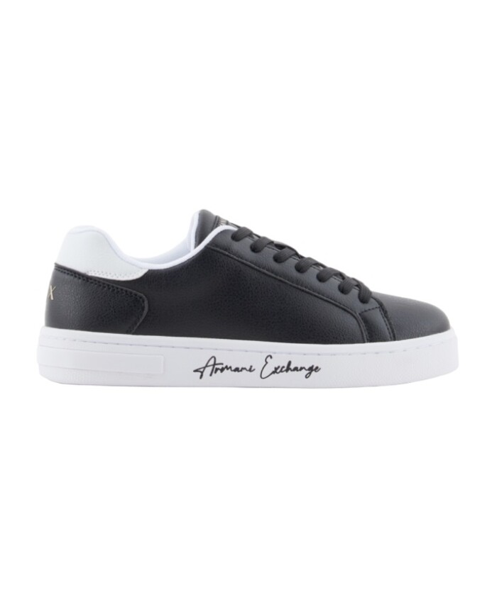 sneakers-blanches-materiau-revetu-semelle-en-caoutchouc