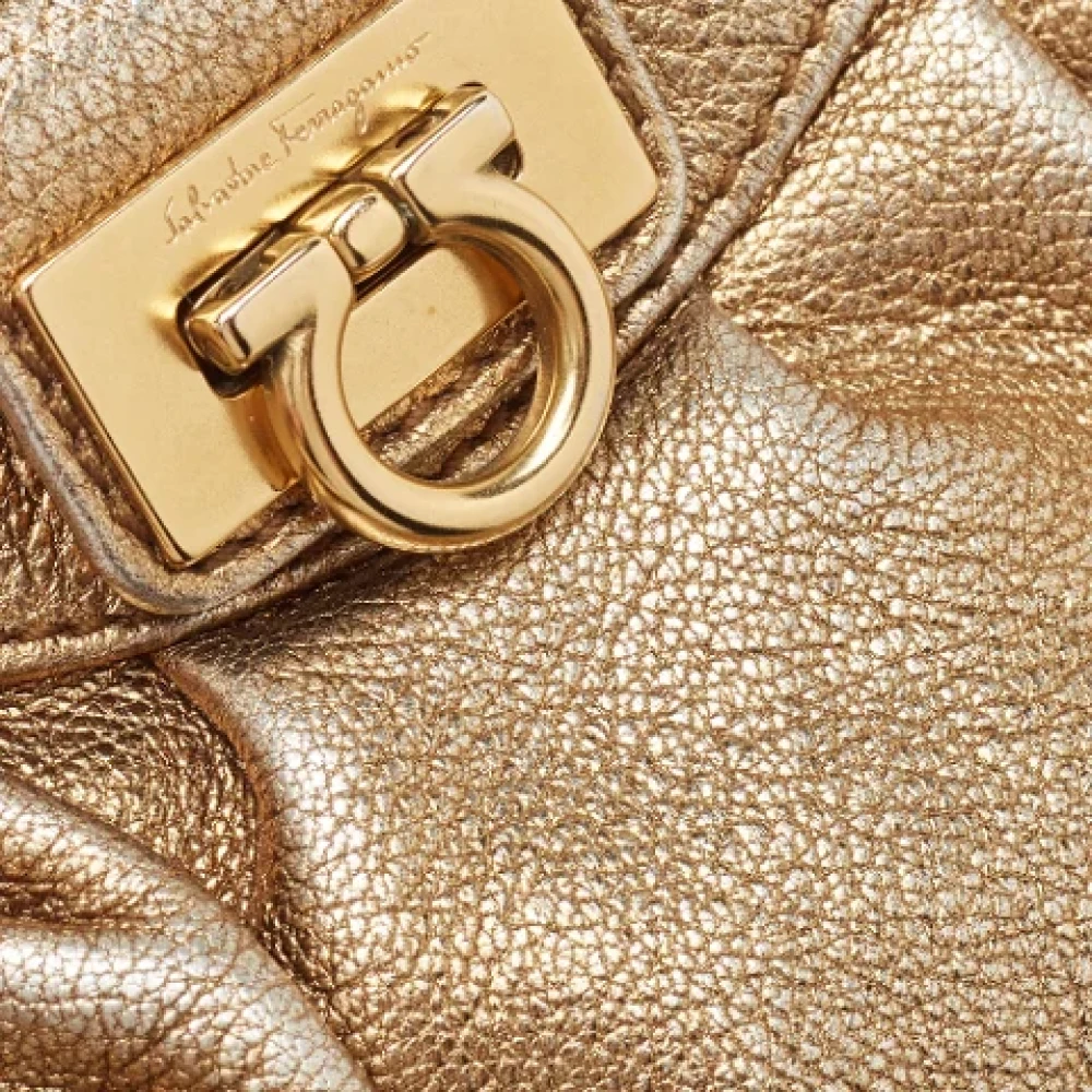 Salvatore Ferragamo Pre-owned Leather clutches Yellow Dames