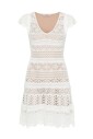 robe-blanche-tricotee-col-en-v