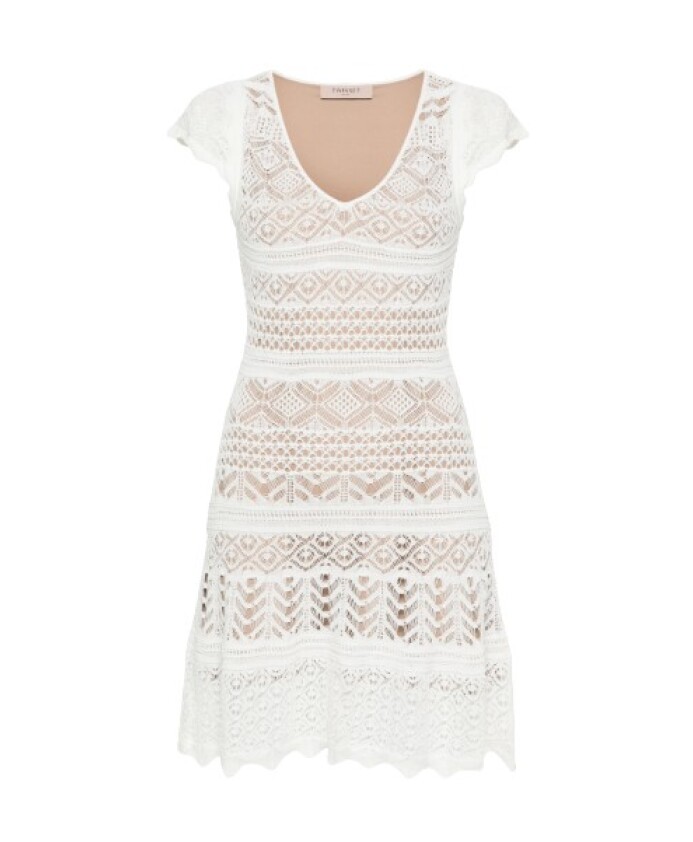 robe-blanche-tricotee-col-en-v