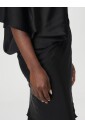 robe-midi-en-satin-noir-a-une-epaule