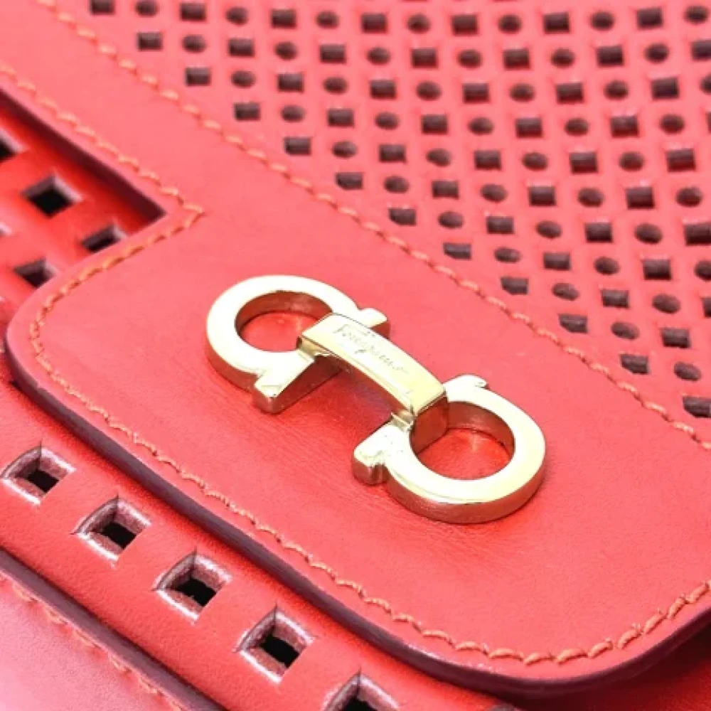 Salvatore Ferragamo Pre-owned Leather shoulder-bags Red Dames