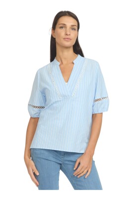 feminin-bluse-med-broderede-detaljer