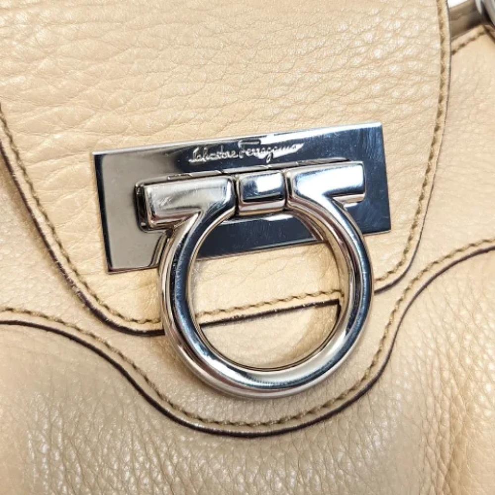 Salvatore Ferragamo Pre-owned Leather handbags Beige Dames