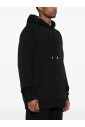 zwarte-hoodie-met-patch