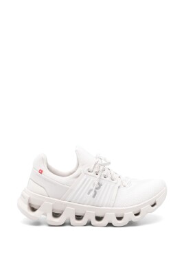 vita-sneakers-med-stiliga-funktioner