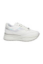 witte-sneakers-met-studs-en-veters
