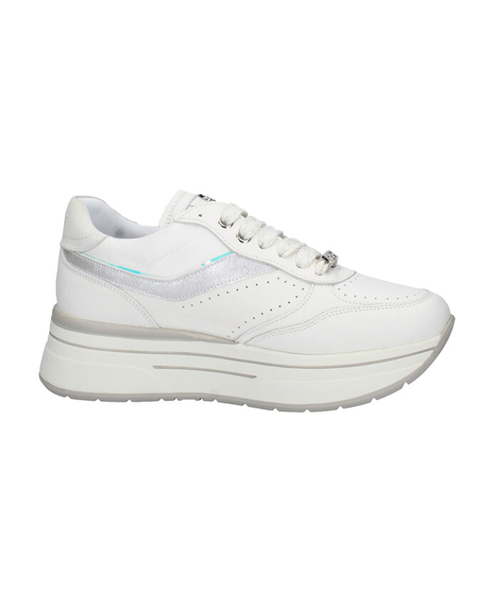 witte-sneakers-met-studs-en-veters