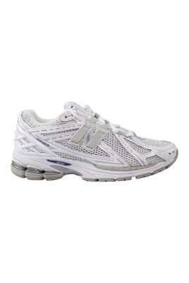 classic-white-sneakers-for-everyday-wear