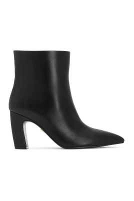 Svarta stövlar med klack och slip-on ovandel