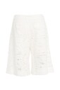 witte-bermuda-met-geperforeerd-borduursel