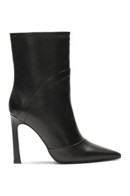 Svarta stiletto stövlar