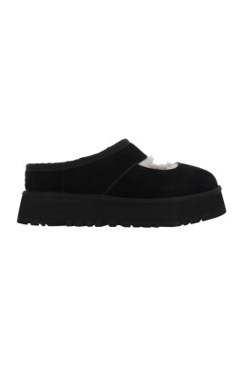 svarta-platta-slip-on-skor-med-cut-out-detalj
