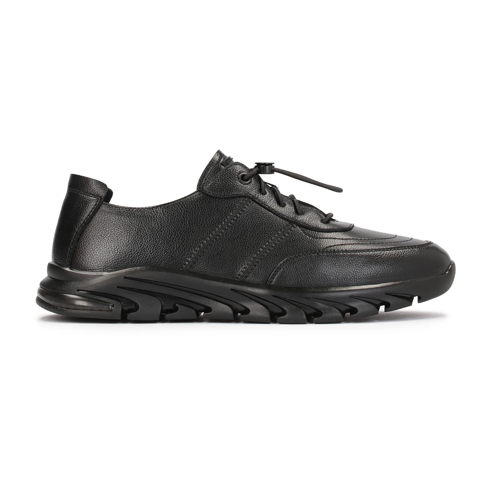 Kazar Svarta lädersneakers för män med en futuristisk sula Black, Herr