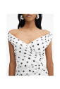 robe-blanche-a-pois-avec-decollete-plongeant-en-v
