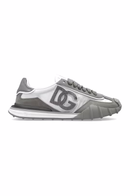 chaussures-de-sport-avec-logo