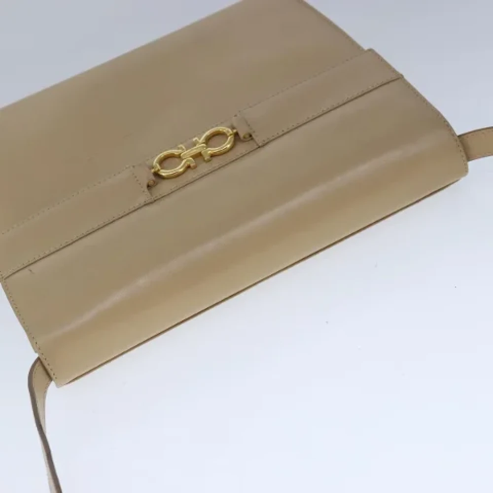 Salvatore Ferragamo Pre-owned Leather shoulder-bags Beige Dames