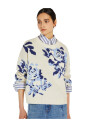 pull-a-motif-de-roses-bleu-et-blanc