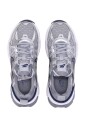 retro-running-shoes-in-gray-white