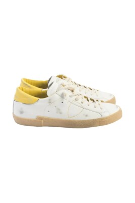 sneakers-en-cuir-blanc-et-jaune