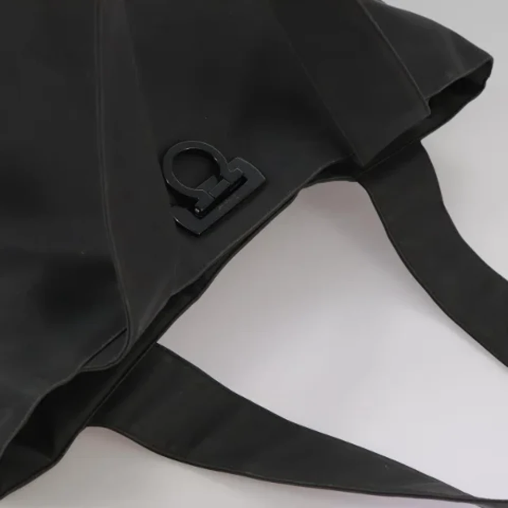 Salvatore Ferragamo Pre-owned Nylon shoulder-bags Black Dames