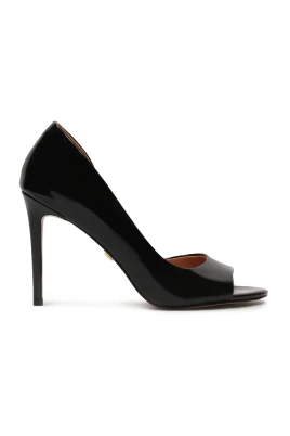 Läder peep toe pumps.Denna produkt är liten i storleken.