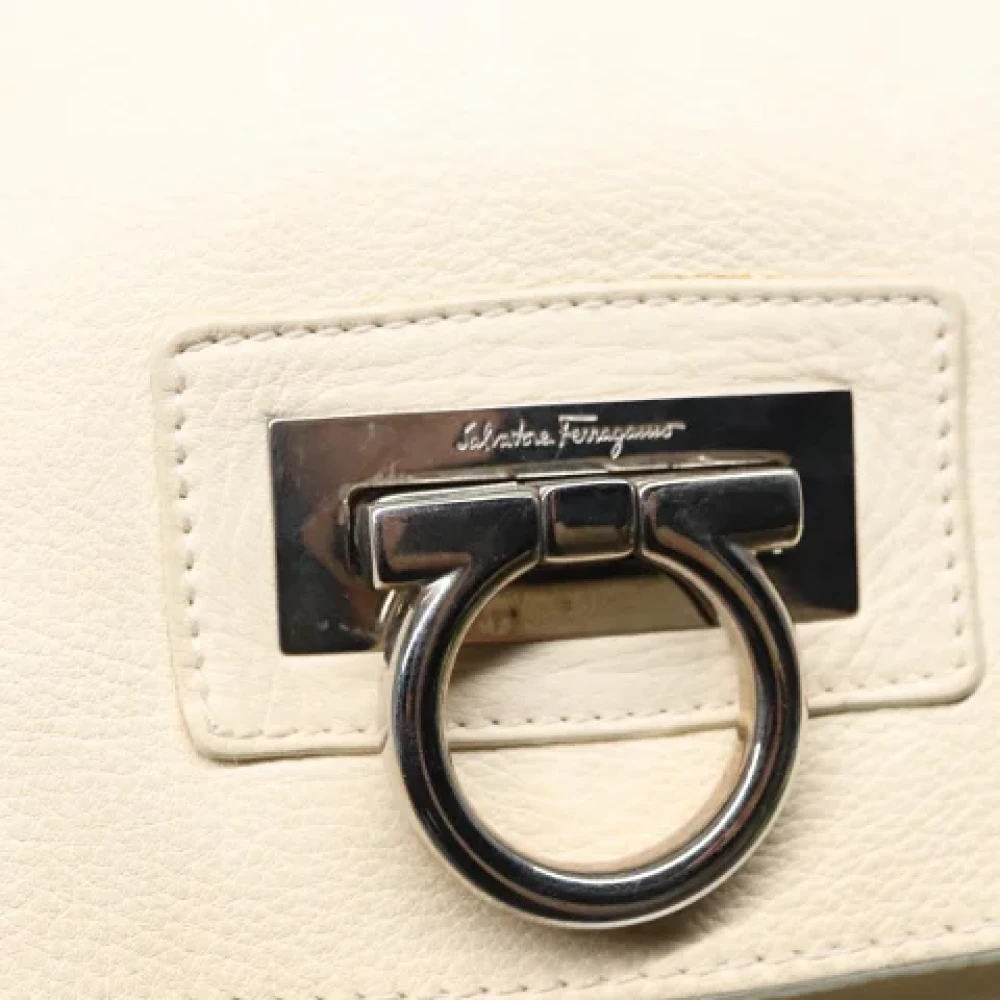 Salvatore Ferragamo Pre-owned Leather shoulder-bags White Dames