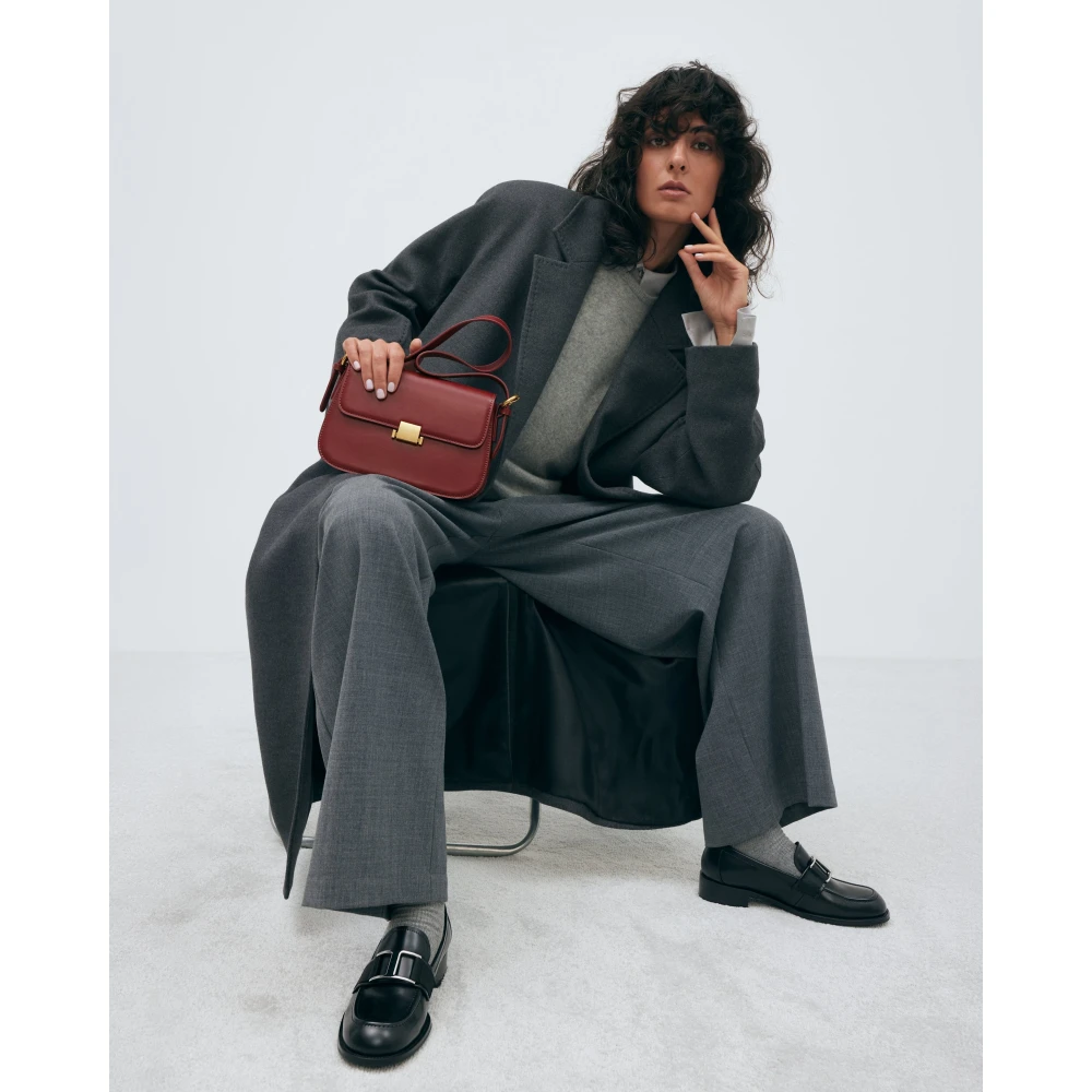 Estro Zwarte leren pennyloafers voor dames met een decoratieve gesp Black Dames
