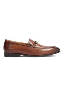 Herr läder loafers med en metalldekoration
