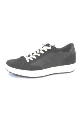 nero-classic-black-sneakers