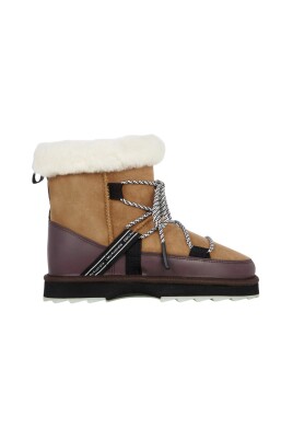 blurred-chestnut-winter-boots