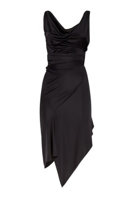 robe-noire-a-col-benitier-sans-manches