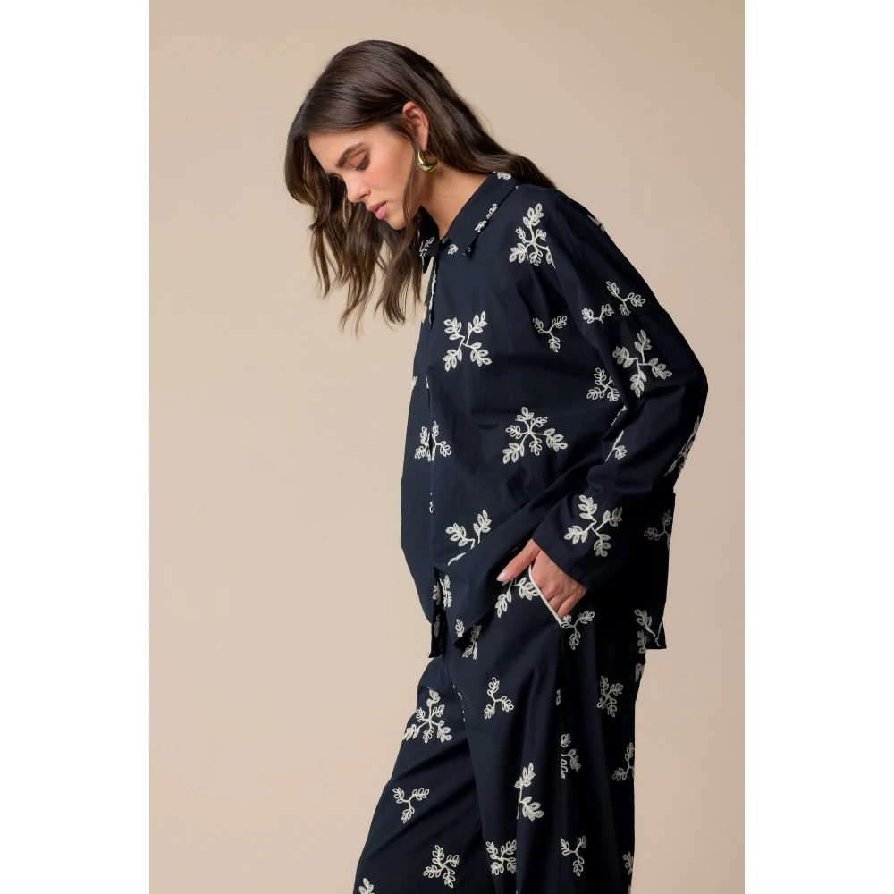Kocca Zwarte shirt met bladpatroon en knopen Black Dames
