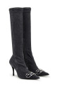 bottes-noires-avec-ovale-en-metal-d