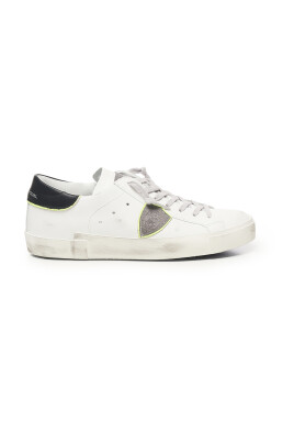 sneakers-blanches-avec-semelle-en-caoutchouc