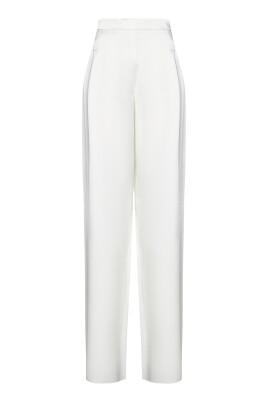 pantalon-blanc-eleve-garde-robe-coupe-flatteuse